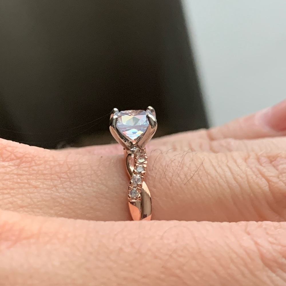 Gorgeous Ring 18K Rose Gold Plated White Sapphire - Picture 4 of 7
